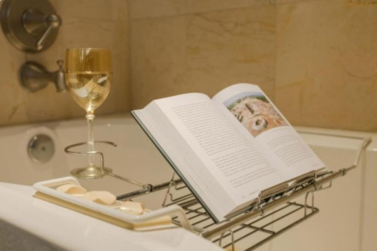 Apartment Itz A Vibe - 1 Bedroom In The Heart Of Dtsp St. Petersburg