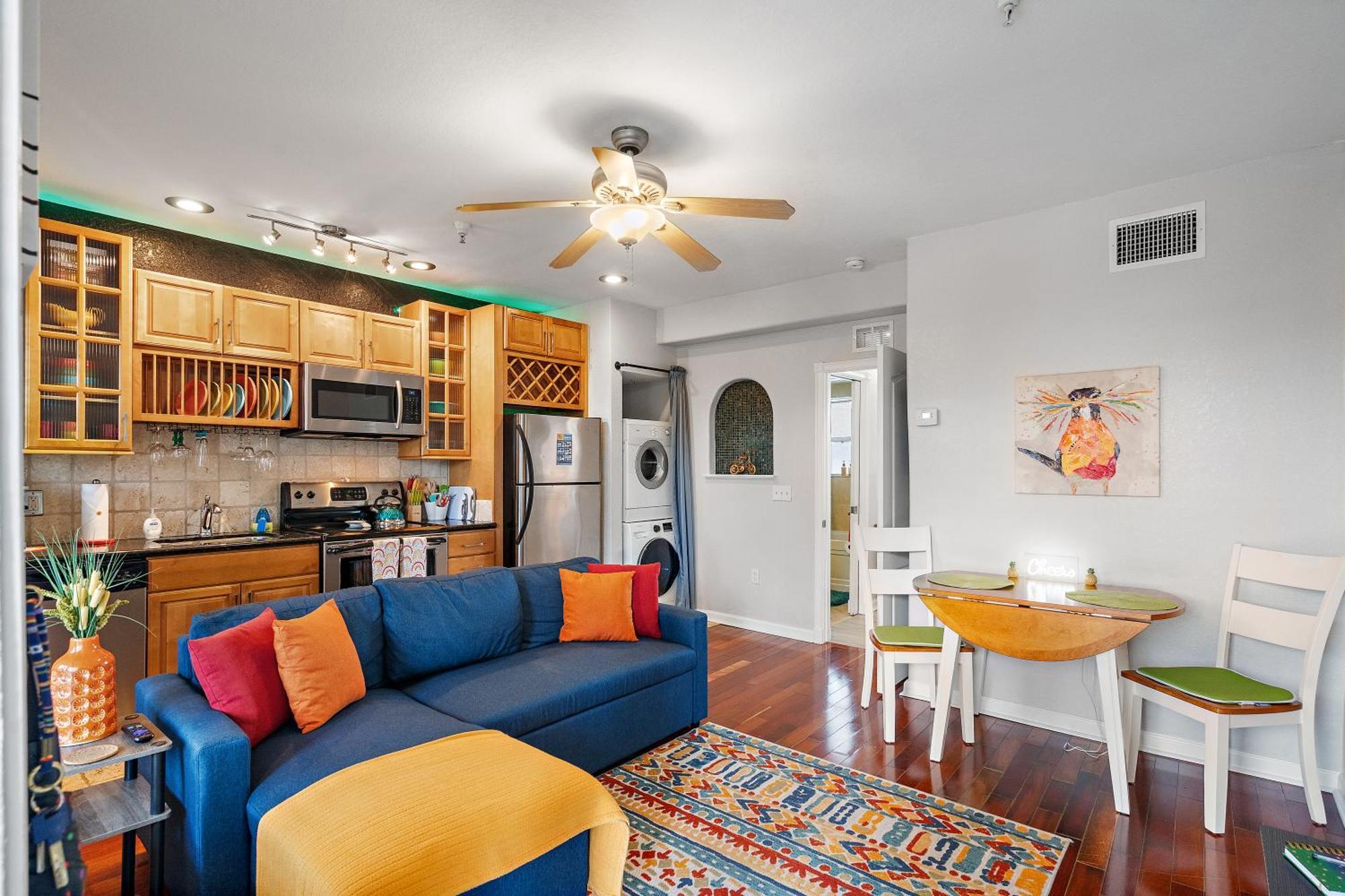 Apartment Itz A Vibe - 1 Bedroom In The Heart Of Dtsp St. Petersburg