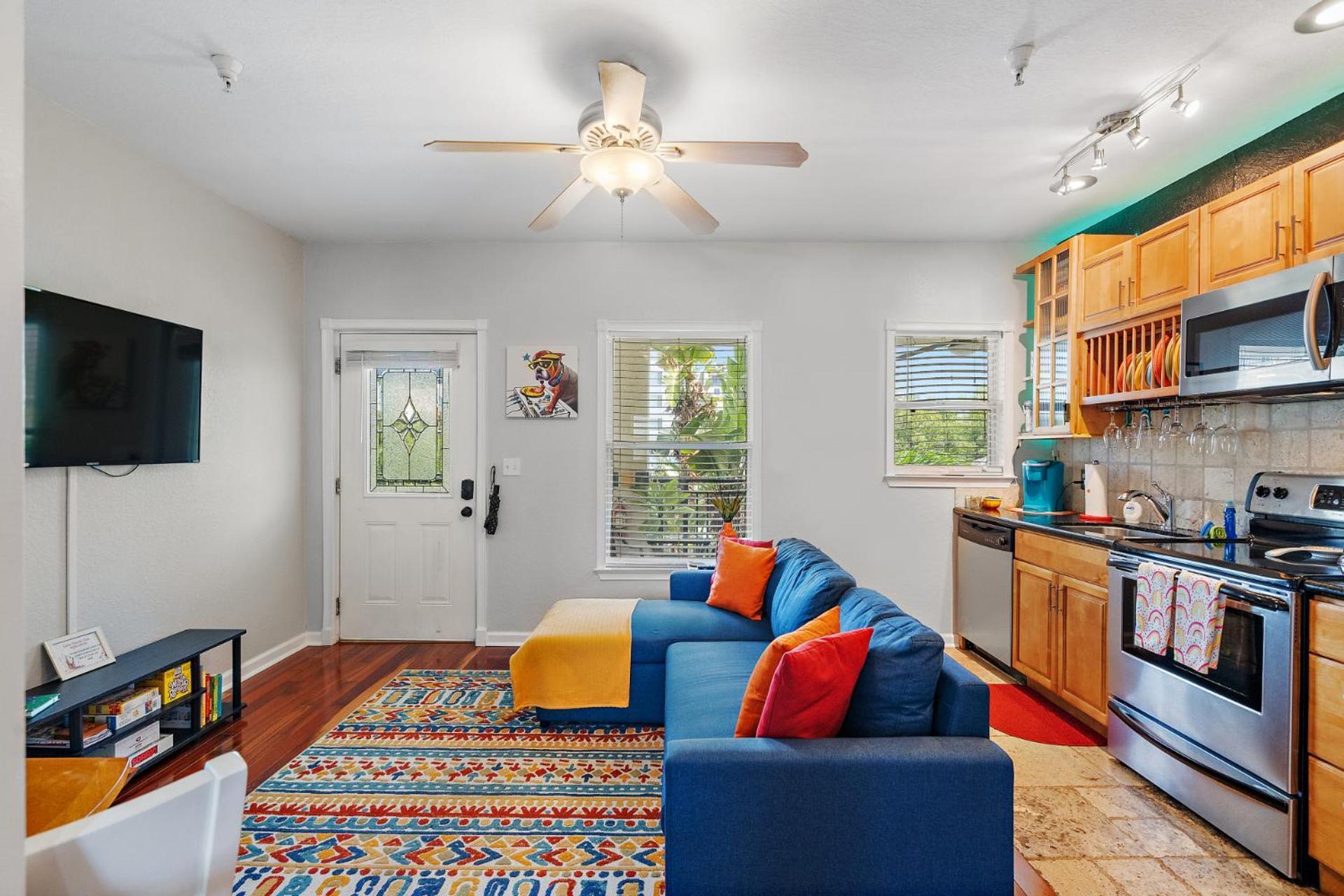 Apartment Itz A Vibe - 1 Bedroom In The Heart Of Dtsp St. Petersburg